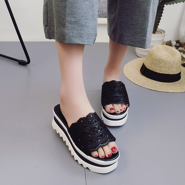 Ежедневни дамски чехли на платформа в бял и черен цвят