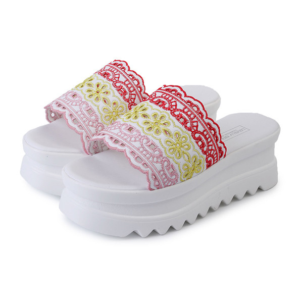 Ежедневни дамски чехли на платформа в бял и черен цвят