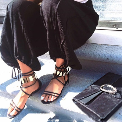 Стилни дамски сандали с метална каишка в черен цвят