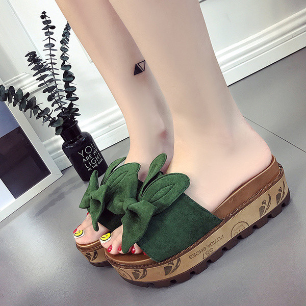 Γυναικείες παντόφλες σε πλατφόρμα σε  σε πράσινο, μαύρο και μπεζ με κορδέλα και αυτιά