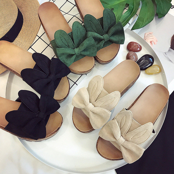 Γυναικείες παντόφλες σε πλατφόρμα σε  σε πράσινο, μαύρο και μπεζ με κορδέλα και αυτιά