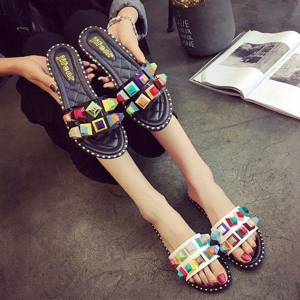 Цветни дамски чехли в разнообразие от модели