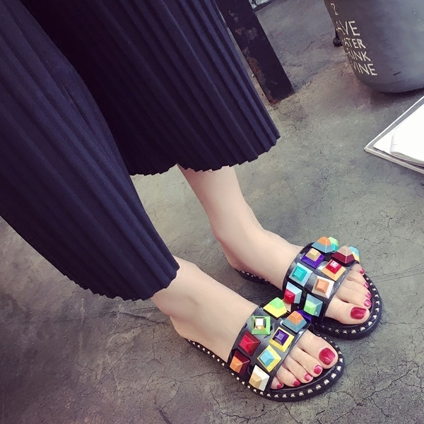 Цветни дамски чехли в разнообразие от модели