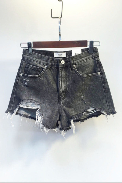 Къси дънкови дамски панталони в черен цвят и накъсани