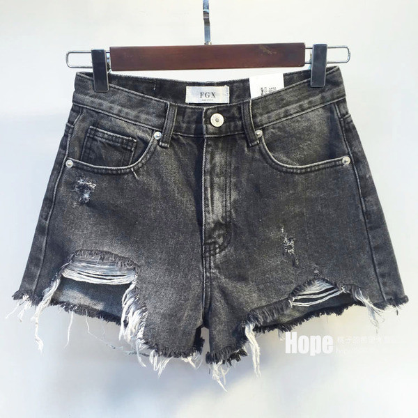 Къси дънкови дамски панталони в черен цвят и накъсани