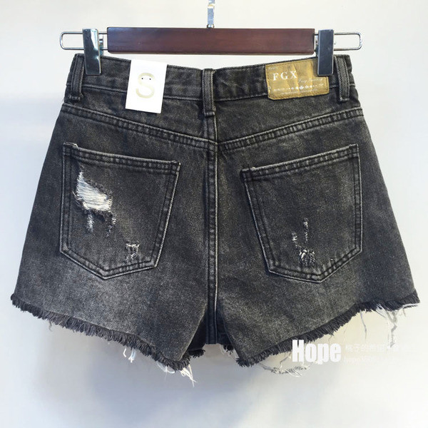 Къси дънкови дамски панталони в черен цвят и накъсани