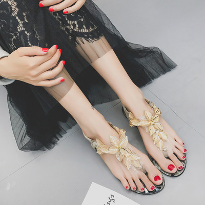 Дамски сандалки с много красиви презрамки
