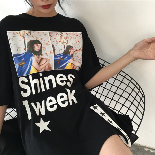 Стилен дамски блузон в бял и черен цвят с изображения и надпис