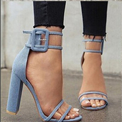 Елегантни и модерни дамски сандали на дебел ток с прозрачни каишки