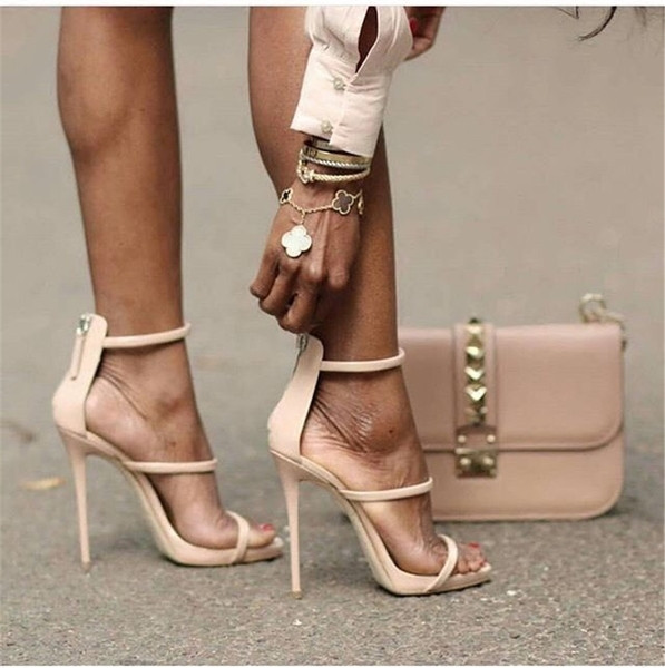 Μεγάλη κυρίες σανδάλια με ψηλά τακούνια με λεπτές τιράντες σε διάφορα χρώματα