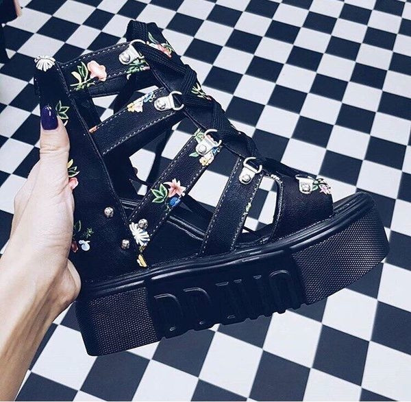 Κομψό κυρίες σανδάλια πλατφόρμες σε μαύρο και άσπρο με floral μοτίβα