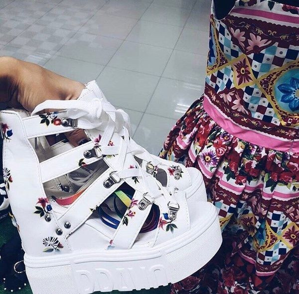 Κομψό κυρίες σανδάλια πλατφόρμες σε μαύρο και άσπρο με floral μοτίβα