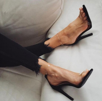 Модерни дамски сандали на ток в черен цвят с прозрачни каишки