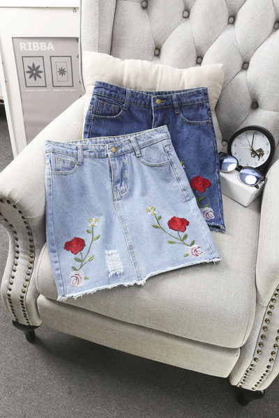 Дамска дънкова пола с бродерия рози с висока талия