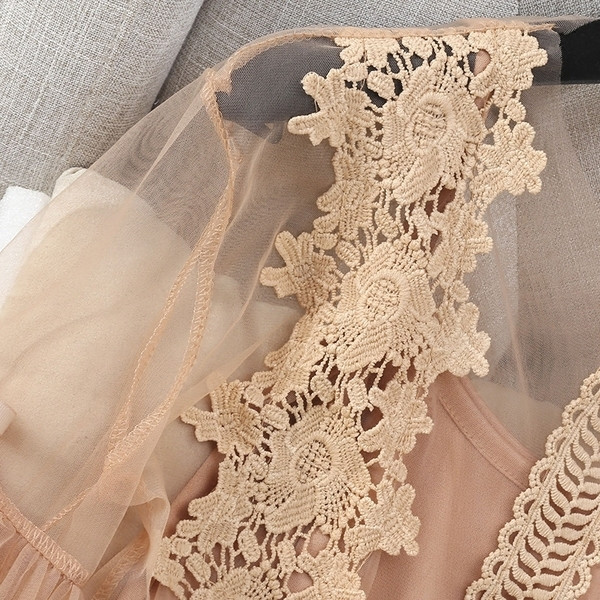 Лятна дамска риза с прозрачни части и декорация в бял, черен и бежов цвят