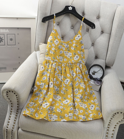 Ежедневна дамска рокля с флорални мотиви в разнообразни цветове с деколте