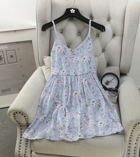 Ежедневна дамска рокля с флорални мотиви в разнообразни цветове с деколте