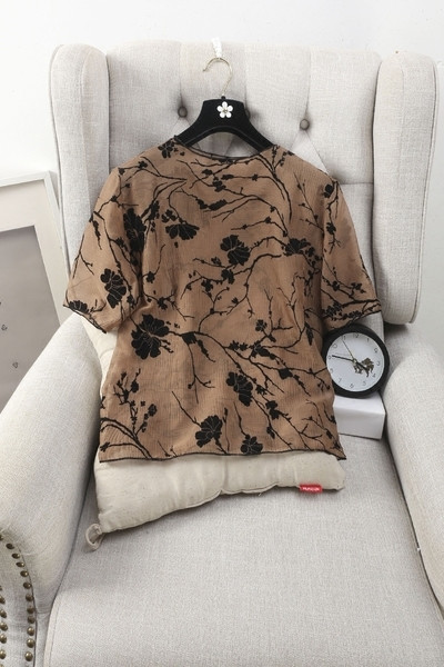 Дамска свежа тениска с флорални мотиви в няколко цвята