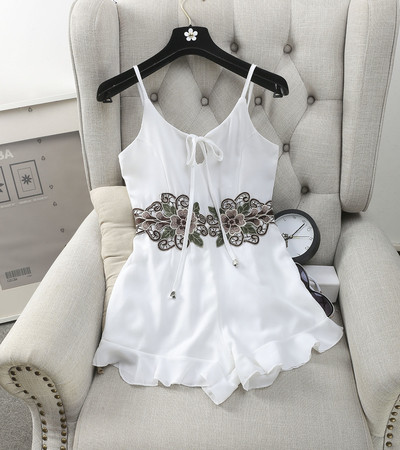 Дамски гащеризон с дълбоко деколте и флорални елементи