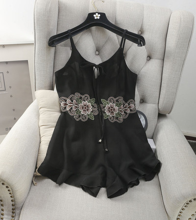 Дамски гащеризон с дълбоко деколте и флорални елементи