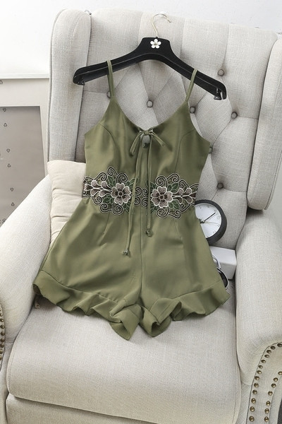 Дамски гащеризон с дълбоко деколте и флорални елементи