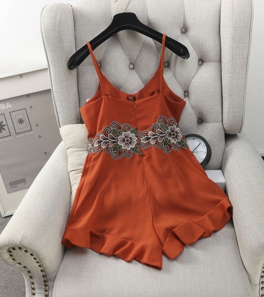 Дамски гащеризон с дълбоко деколте и флорални елементи