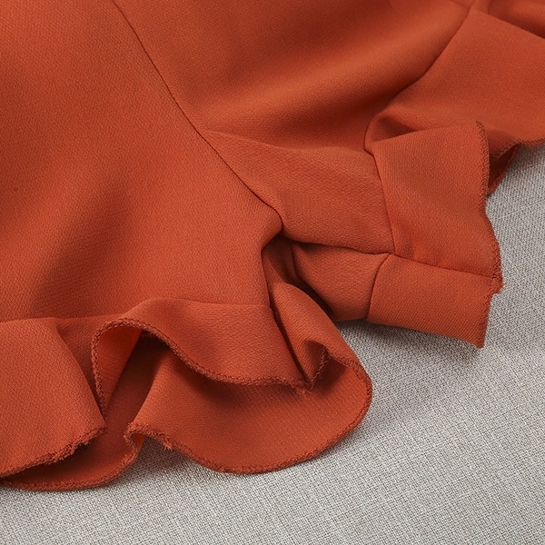 Дамски гащеризон с дълбоко деколте и флорални елементи