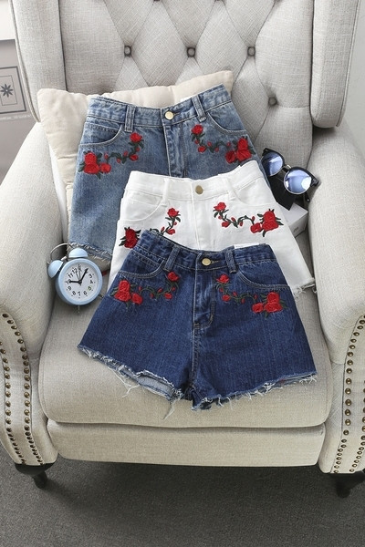 Дамски къси панталони с бродерия на цветя в бял, тъмно и светлосин цвят