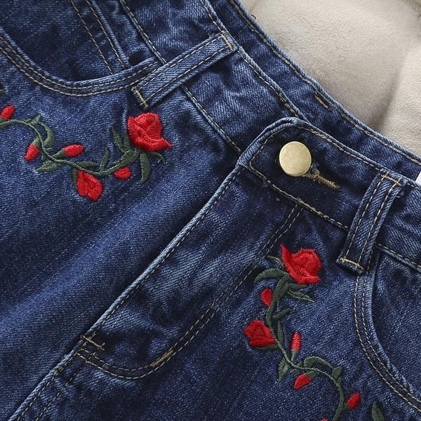 Дамски къси панталони с бродерия на цветя в бял, тъмно и светлосин цвят