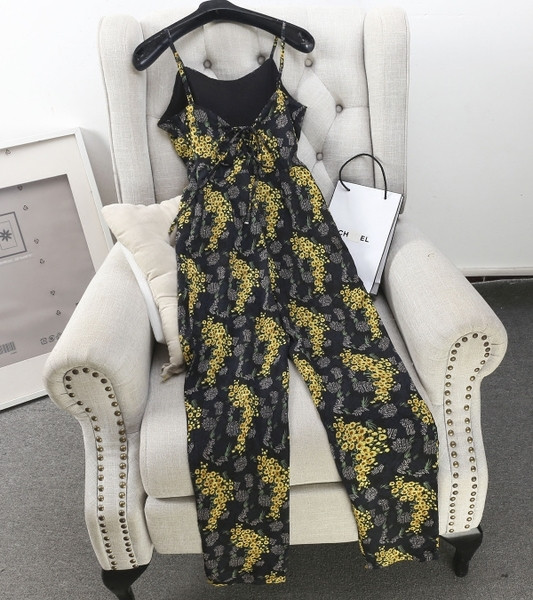 Дамски дълъг гащеризон с дълбоко деколте във флорален мотив