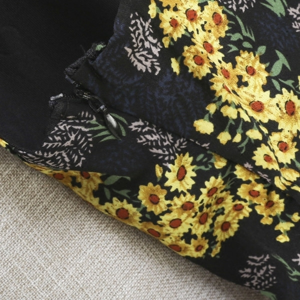 Дамски дълъг гащеризон с дълбоко деколте във флорален мотив