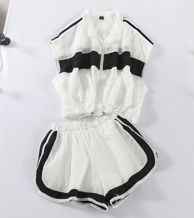 Дамски спортен комплект - къси панталони и къс суичър в черен и бежов цвят