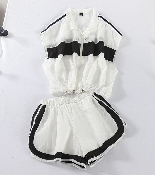 Дамски спортен комплект - къси панталони и къс суичър в черен и бежов цвят