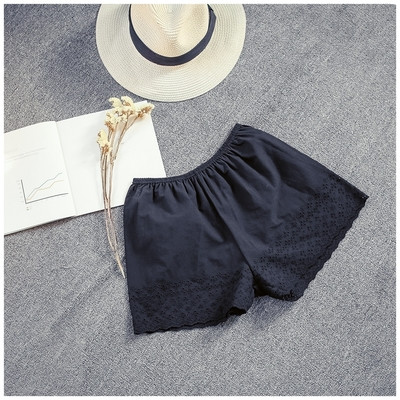 Σύντομη ελαστική κυρίες παντελόνι με λεπτομέρειες δαντέλα σε μαύρο και άσπρο