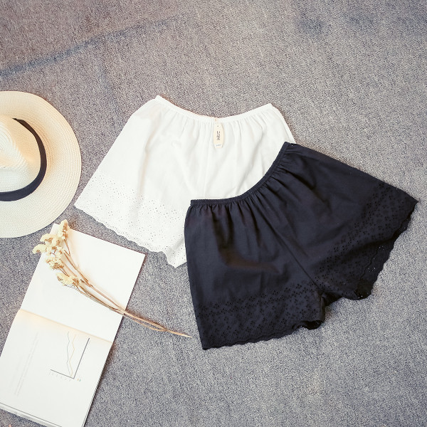 Σύντομη ελαστική κυρίες παντελόνι με λεπτομέρειες δαντέλα σε μαύρο και άσπρο