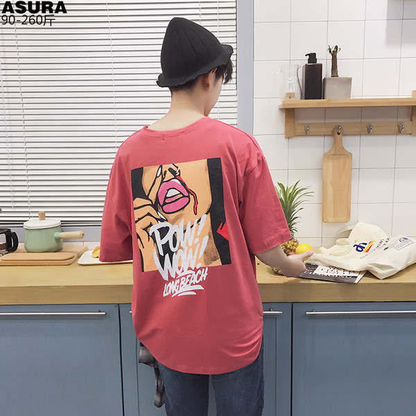 Широка модерна мъжка тениска с много интересна щампа на гърба