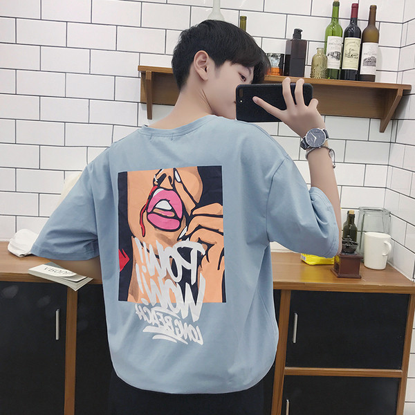 Широка модерна мъжка тениска с много интересна щампа на гърба