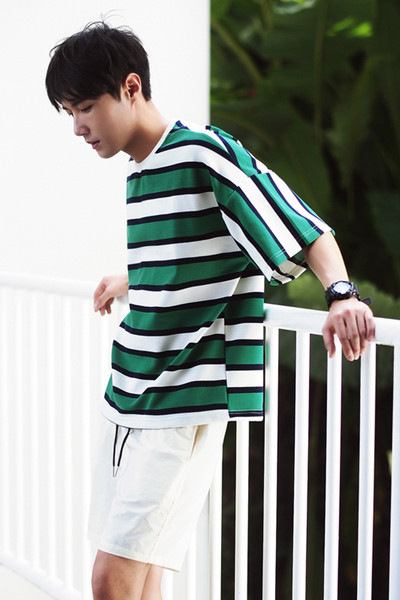 Широк модел раирана мъжка тениска в 2 разцветки