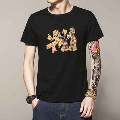 Изчистена мъжка блузка с къс ръкав и шарена апликация в три различни цвята