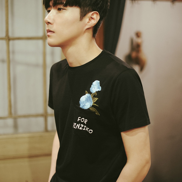 Модерна мъжка тениска с бродерия - роза