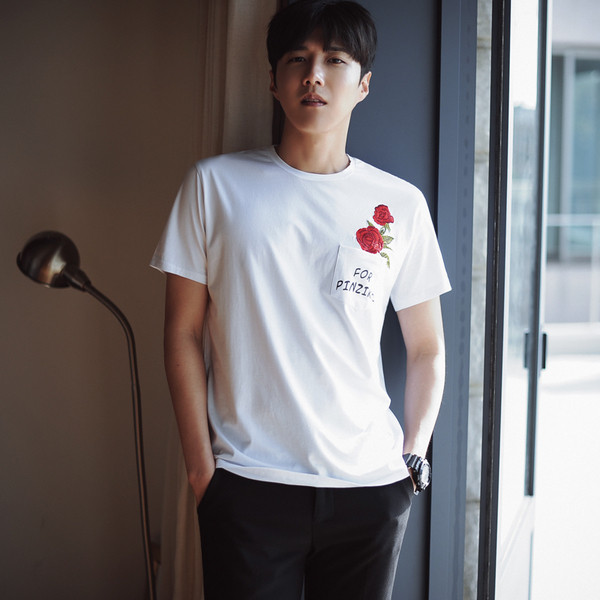 Модерна мъжка тениска с бродерия - роза