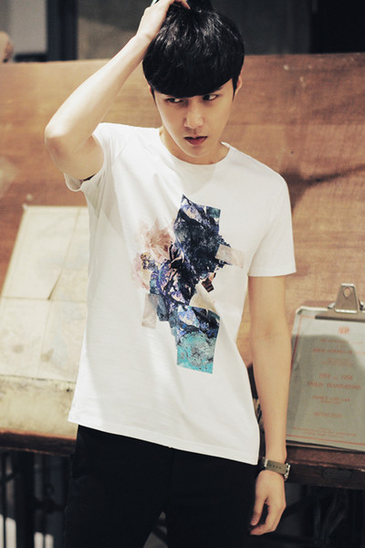 Лятна бяла мъжка тениска с модерен принт