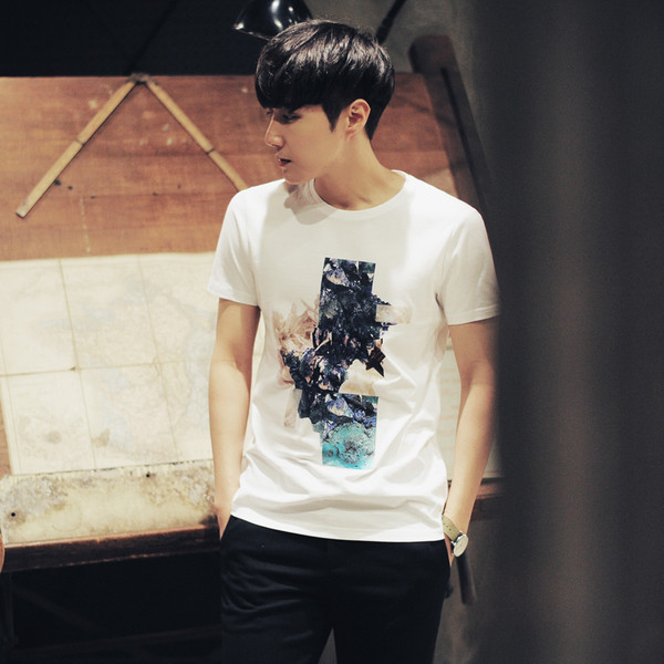 Лятна бяла мъжка тениска с модерен принт