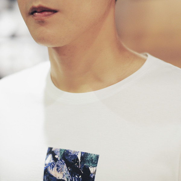 Лятна бяла мъжка тениска с модерен принт