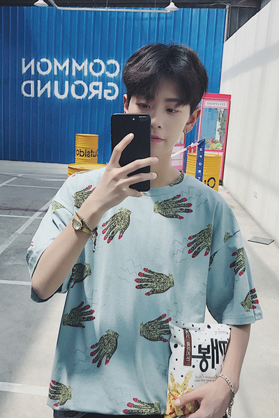 Широка мъжка шарена тениска с къс ръкав - два цвята