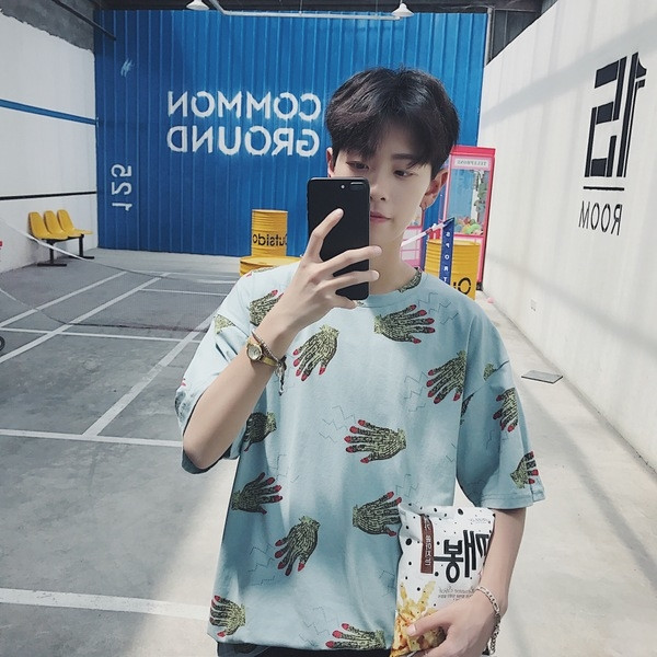 Широка мъжка шарена тениска с къс ръкав - два цвята