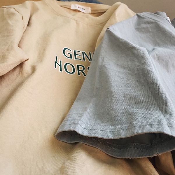 Свежа блузка с къс ръкав и надпис в два цвята