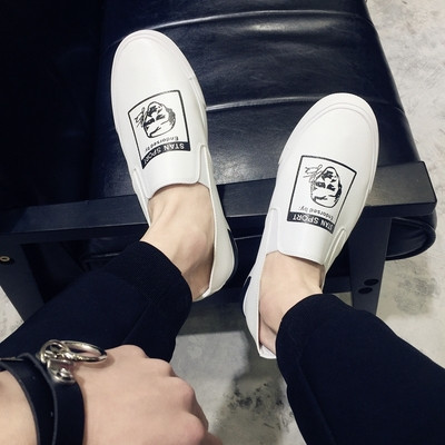 Οι ασπρόμαυρες ανδρικά μοκασίνια με μια εικόνα