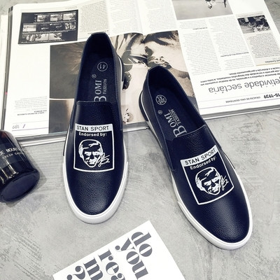 Οι ασπρόμαυρες ανδρικά μοκασίνια με μια εικόνα