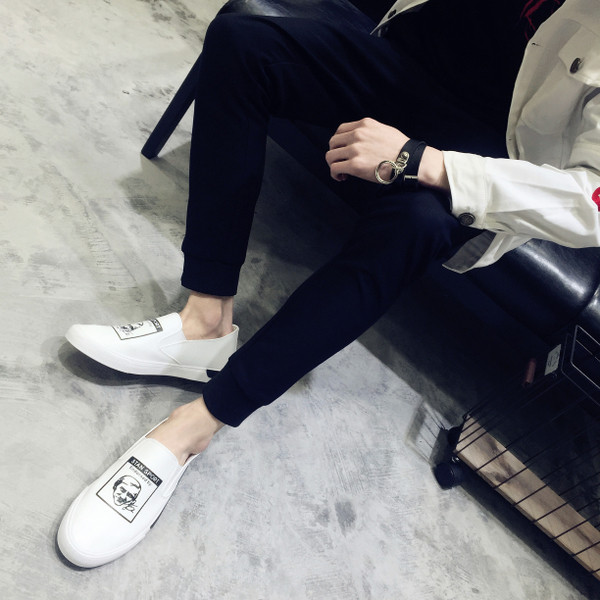 Οι ασπρόμαυρες ανδρικά μοκασίνια με μια εικόνα